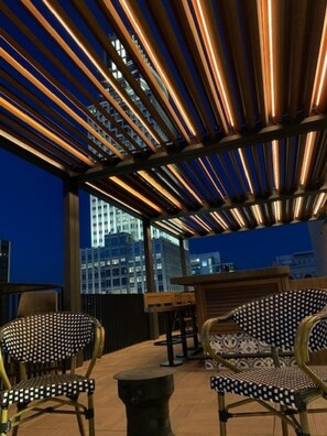 Rooftop terrace - The Peregrine Omaha Downtown, Curio Collection by Hilton (Omaha)