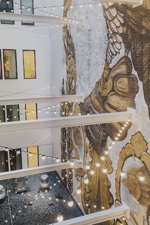 Courtyard view - The Peregrine Omaha Downtown, Curio Collection by Hilton (Omaha)