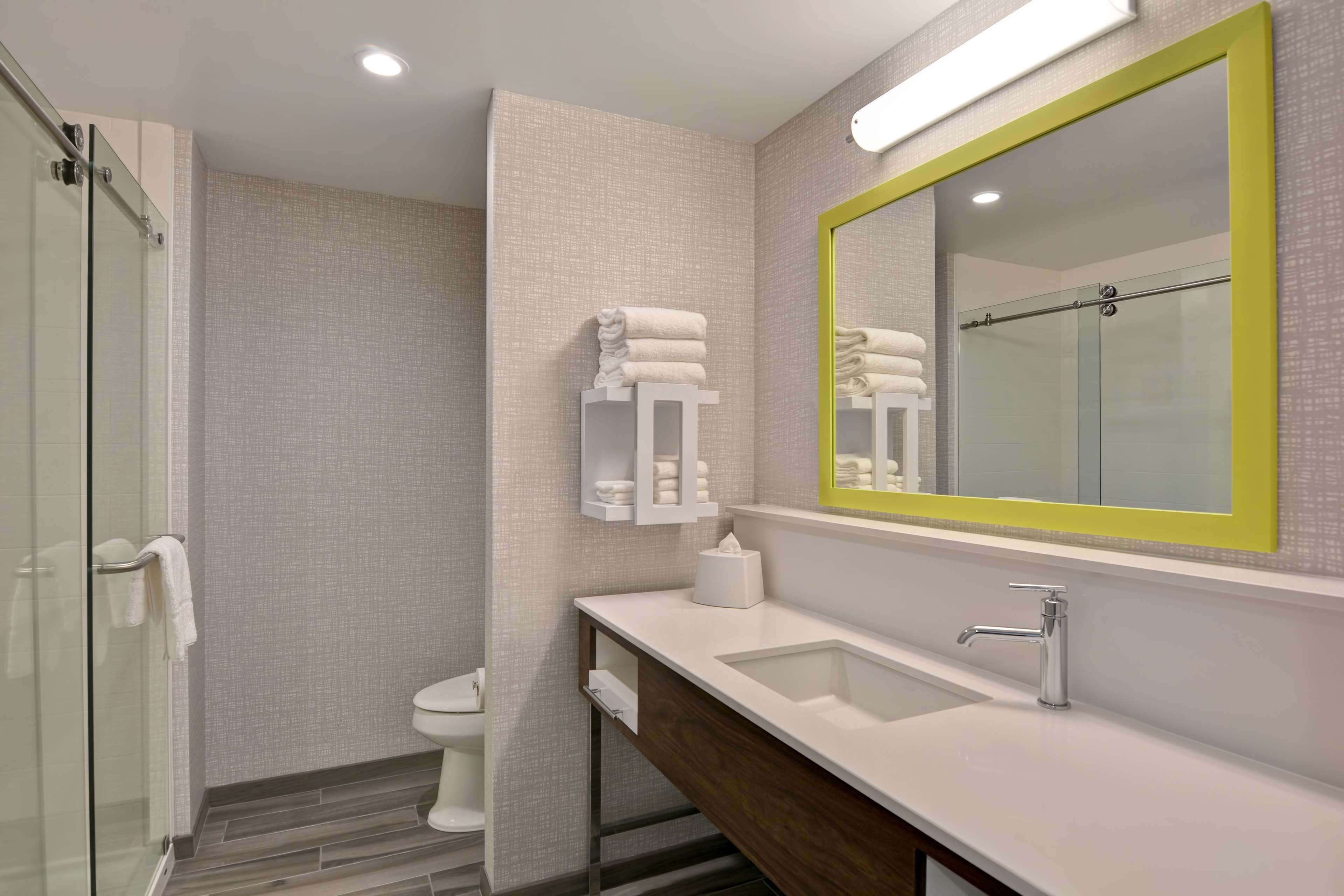 combined shower/bathtub, bathrobes, towels