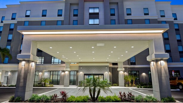 A Hampton Inn & Suites hotel with a modern facade, large entrance canopy, and well-maintained landscaping. - Hampton Inn & Suites Tampa Riverview Brandon (Tampa)