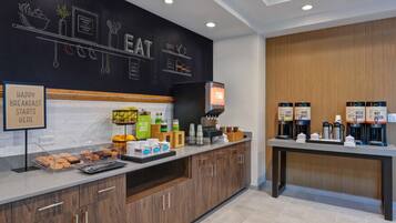 بوفيه فطور مجانًا يوميًا