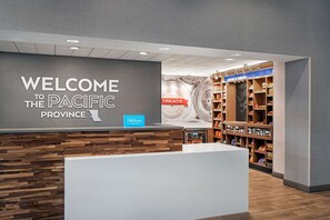 Lobby - Hampton Inn & Suites by Hilton Kelowna Airport (Kelowna)
