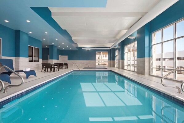 Indoor pool, sun loungers