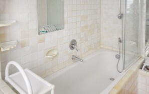 Combined shower/tub, hair dryer, towels