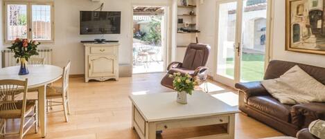 TV connectée, cheminée, jeux vidéo, lecteur de DVD