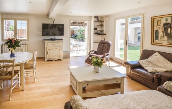 Smart TV, fireplace, video games, DVD player