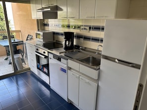 A modern kitchen with stainless steel appliances, a built-in oven, and a dishwasher. - Spacious 2P with terrace, garage and wifi in Menton (Menton)