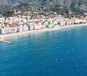 A coastal cityscape with a beach and buildings along the shore. - Spacious 2P with terrace, garage and wifi in Menton (Menton)