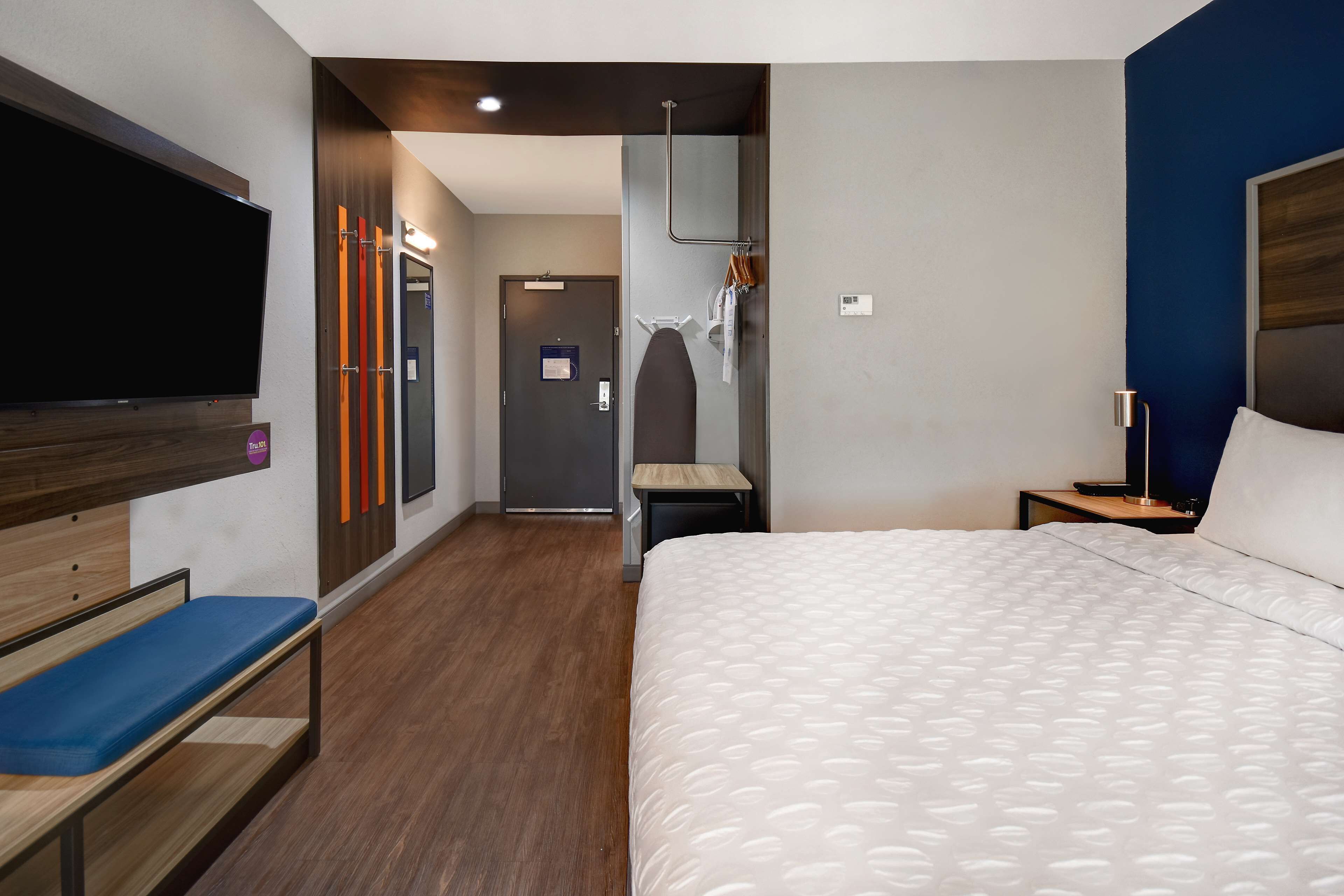 room, 1 king bed | premium bedding, down duvets, desk, laptop workspace