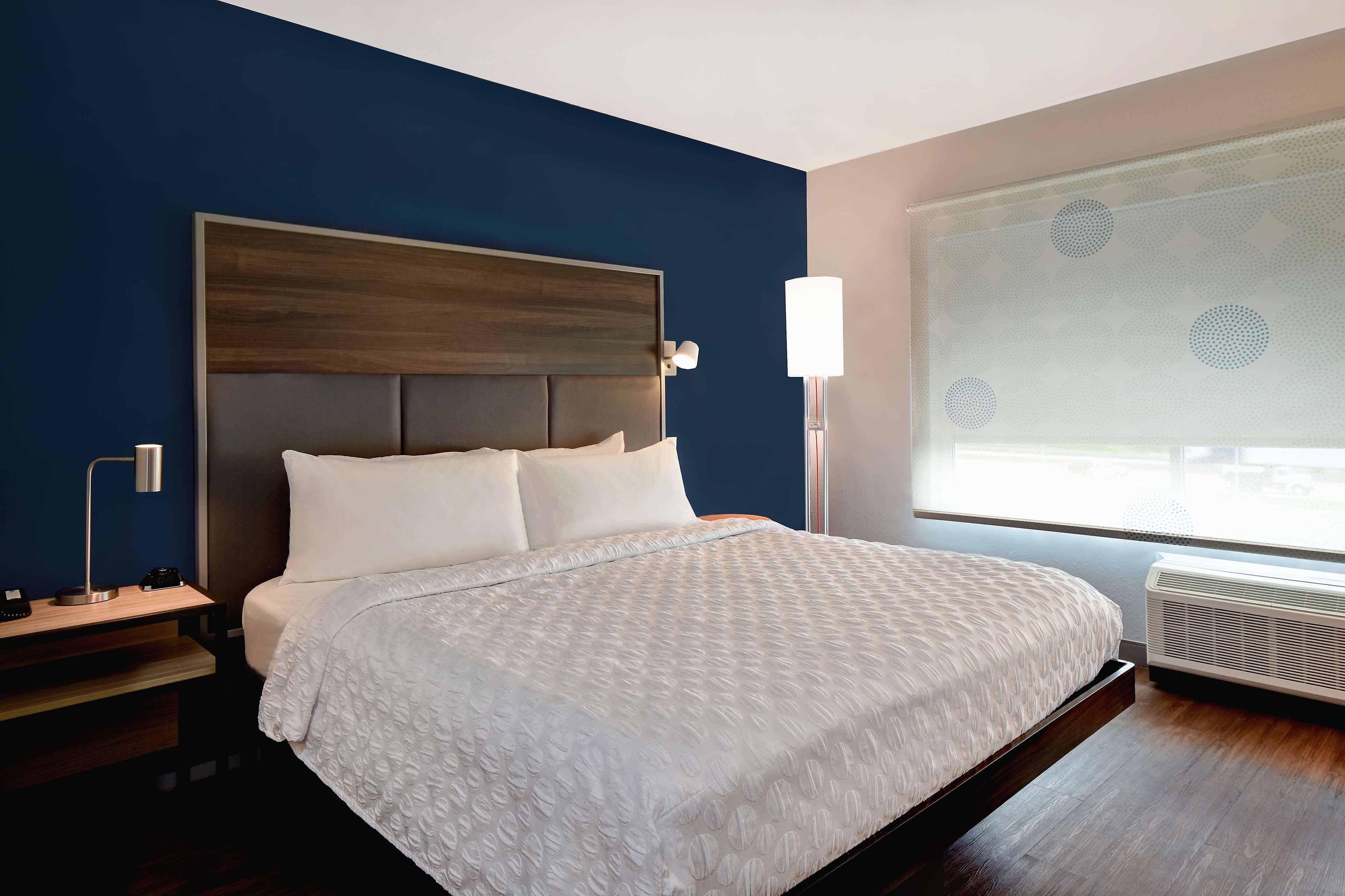 room, 1 king bed | premium bedding, down duvets, desk, laptop workspace