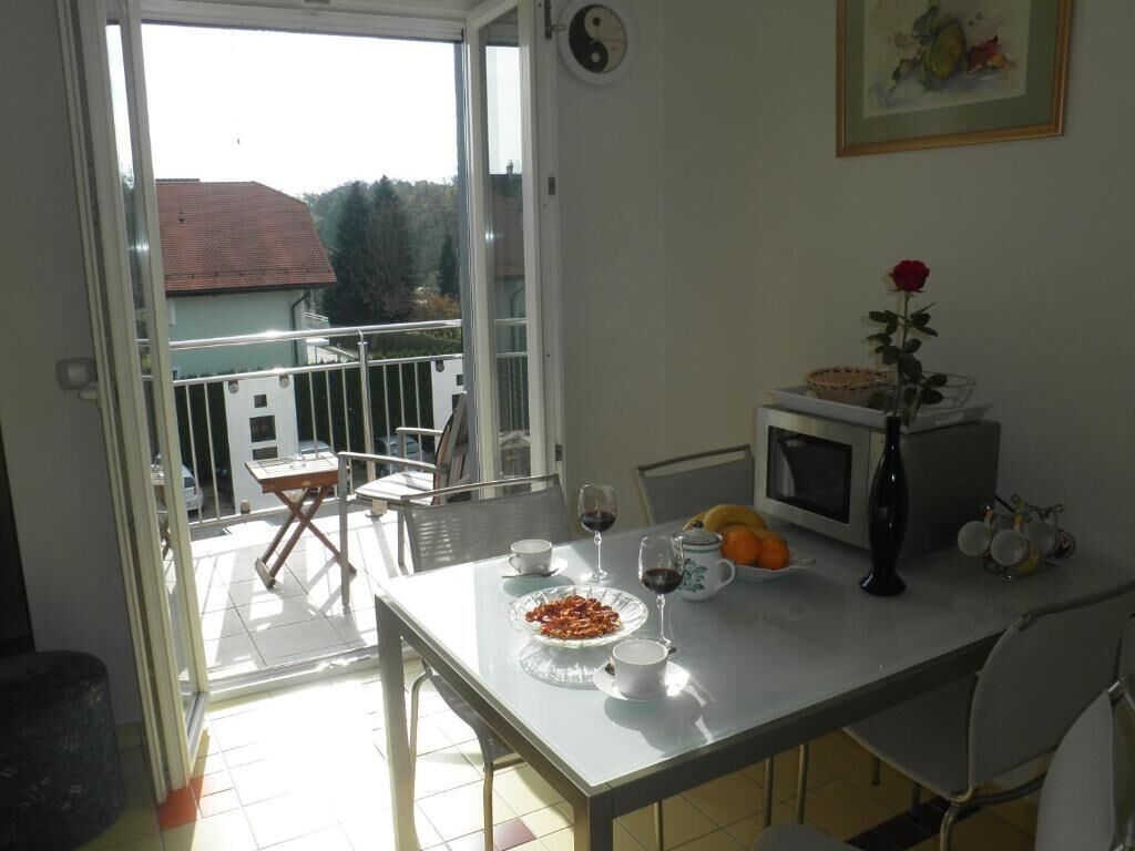 Departamento Confort | Área de sala de estar | Televisión de pantalla plana 