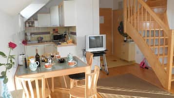Deluxe-Apartment | Essbereich im Zimmer