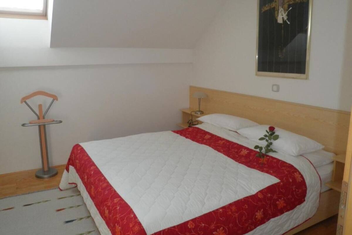 Deluxe Apartment | Desk, laptop workspace, iron/ironing board, free WiFi