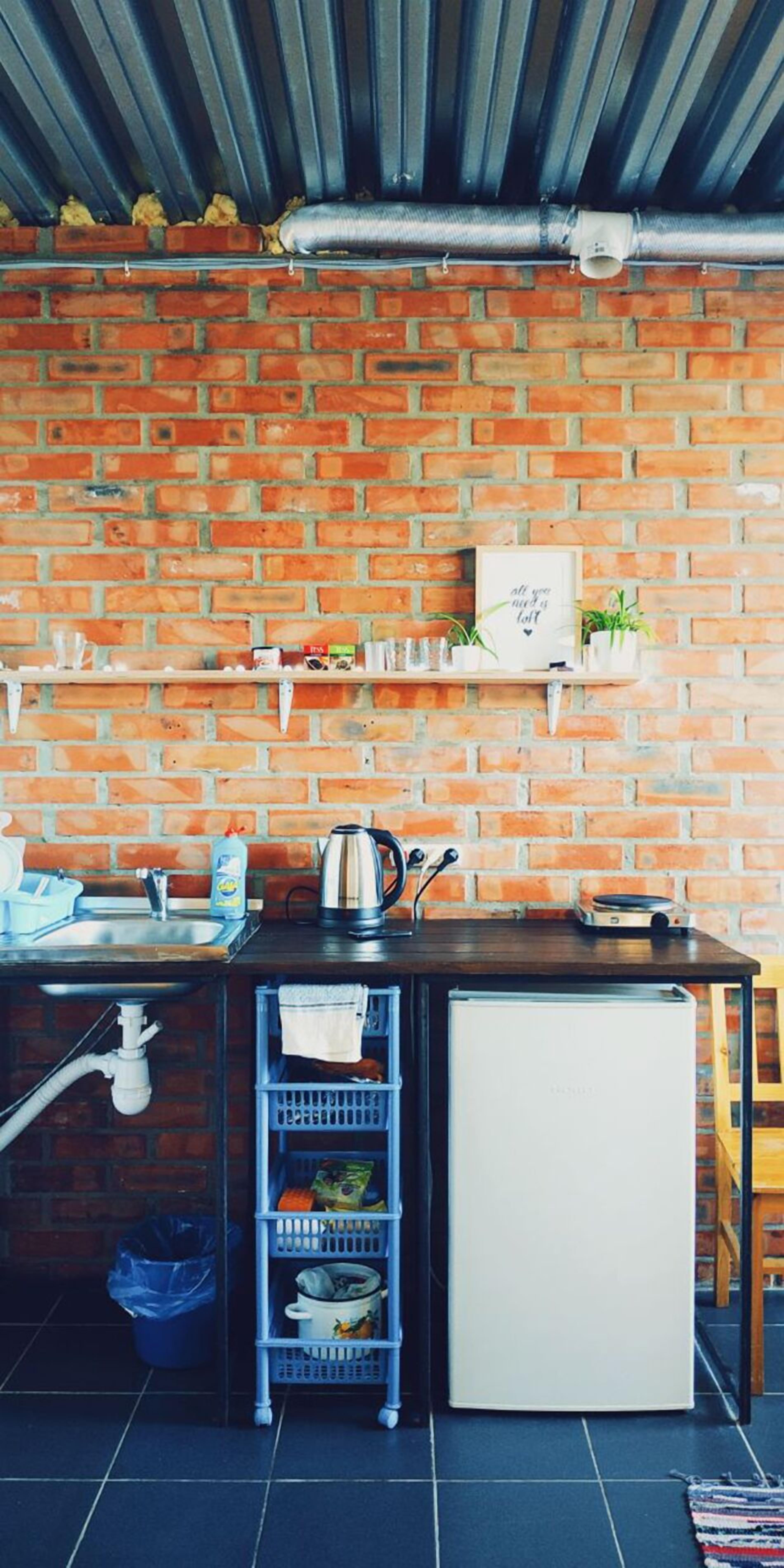 Leilighet – design | Eget tekjøkken | Kjøleskap, kokeplater, vannkoker og kjøkkenutstyr