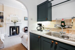 One-Bedroom Apartment | Private kitchen | Full-sized fridge, microwave, oven, stovetop - Charming Grand One bedroom (London)