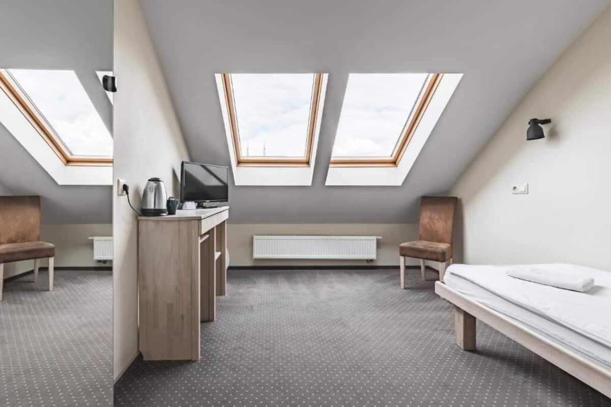 Habitación individual económica | Cortinas opacas, tabla de planchar con plancha, wifi gratis