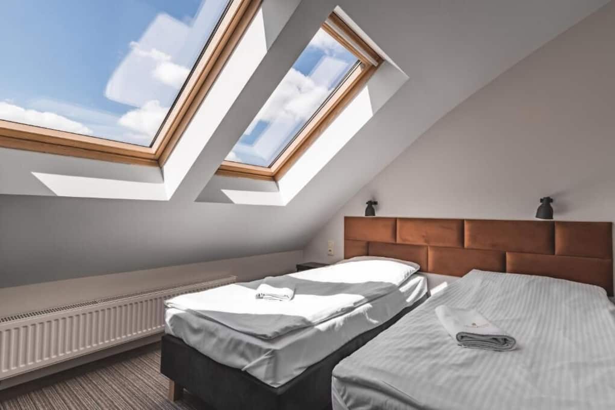 Habitación estándar con 2 camas individuales | Cortinas opacas, tabla de planchar con plancha, wifi gratis