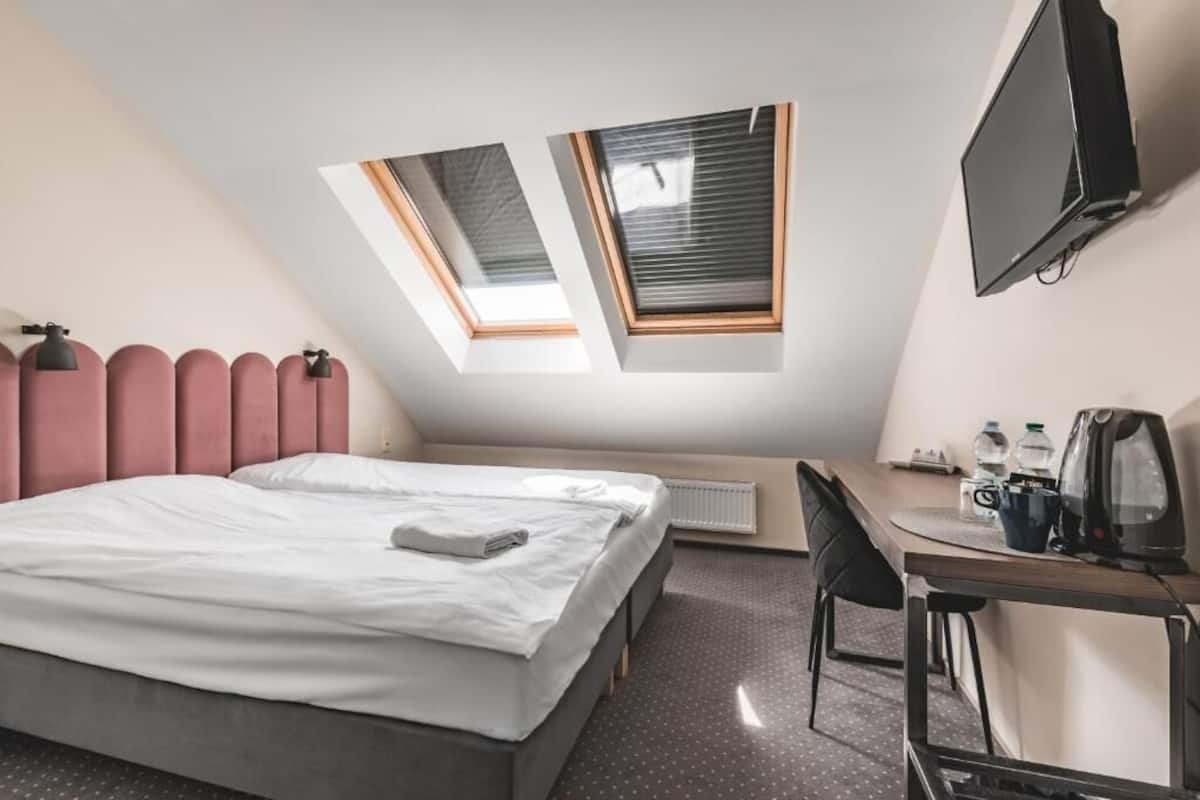 Habitación estándar doble | Cortinas opacas, tabla de planchar con plancha, wifi gratis