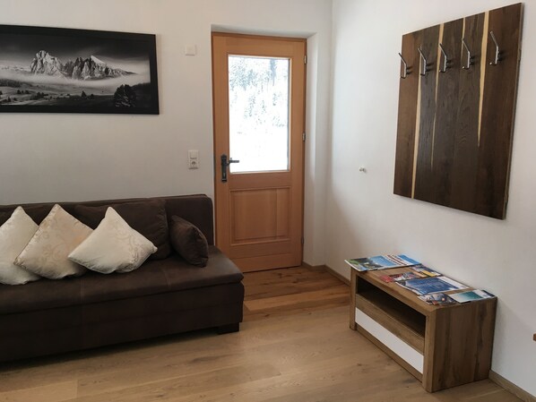 Appartement | Woonruimte | Een televisie en een open haard