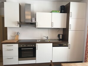 Appartement | Privékeuken | Een koelkast, een oven, een kookplaat, een vaatwasser
