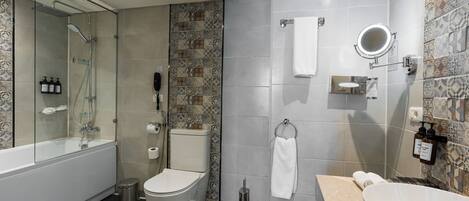 Een moderne badkamer met een douchecabine, een toilet en een bad.