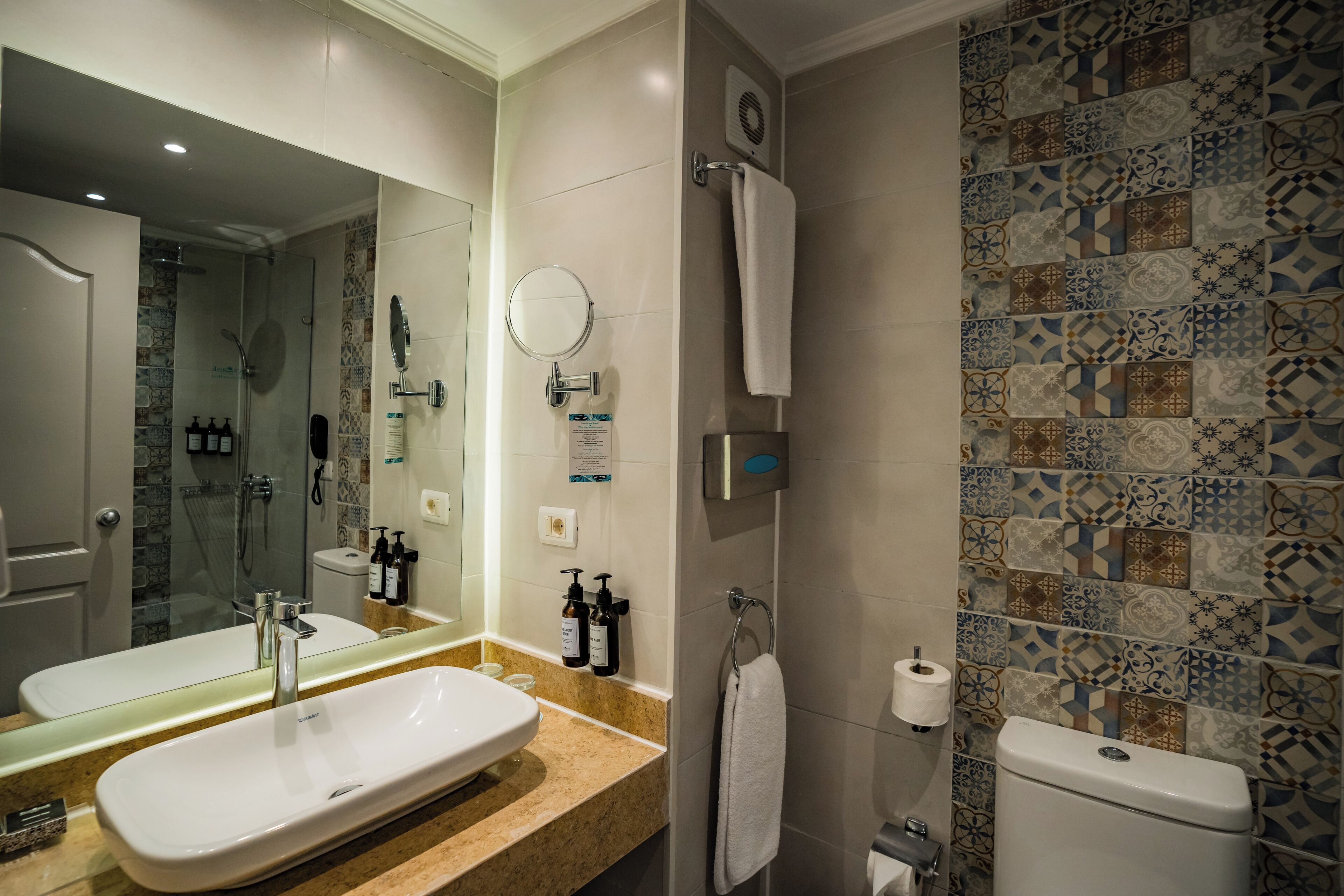 standard room | bathroom | free toiletries, hair dryer, bidet, towels