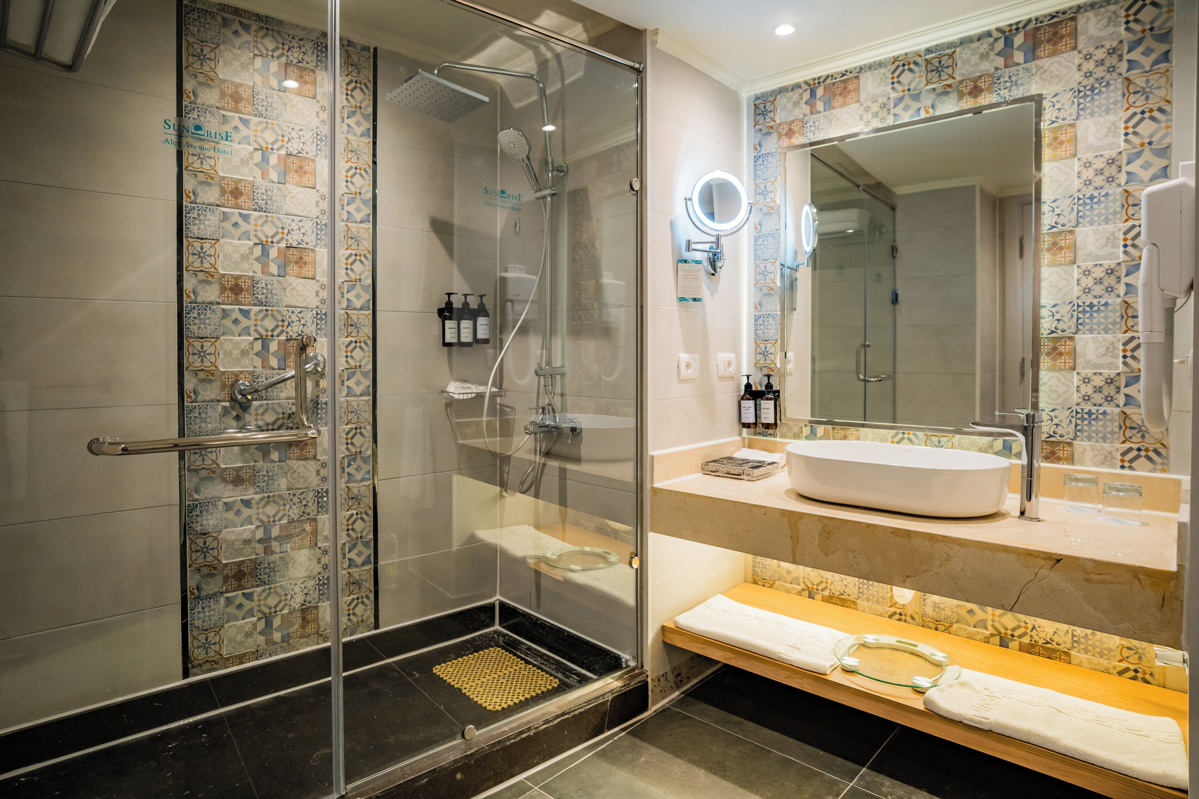 standard room | bathroom | free toiletries, hair dryer, bidet, towels