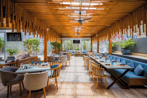 Hi ha 4 restaurants amb plats de cuina local i internacional
