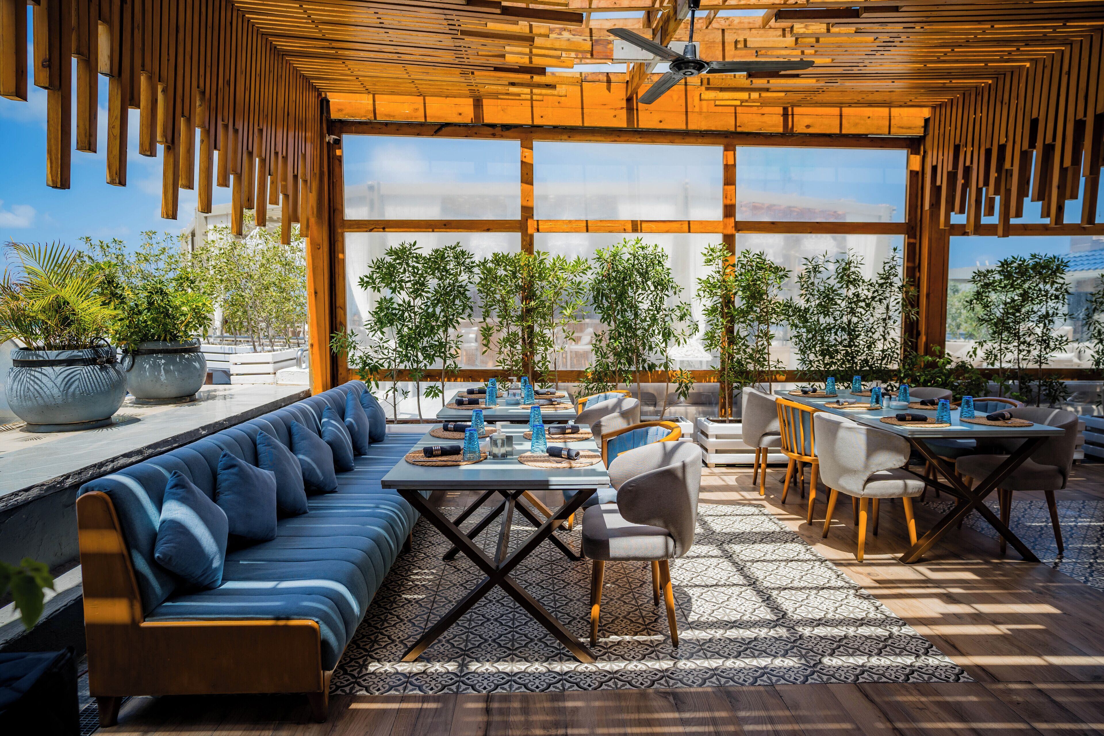 4 间餐厅，供应早餐、午餐和晚餐，本地与国际菜