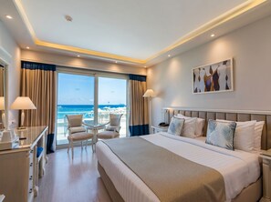 A hotel room with a bed, bedside table, lamp, and a painting. - SUNRISE Alex Avenue Hotel (Alexandria)