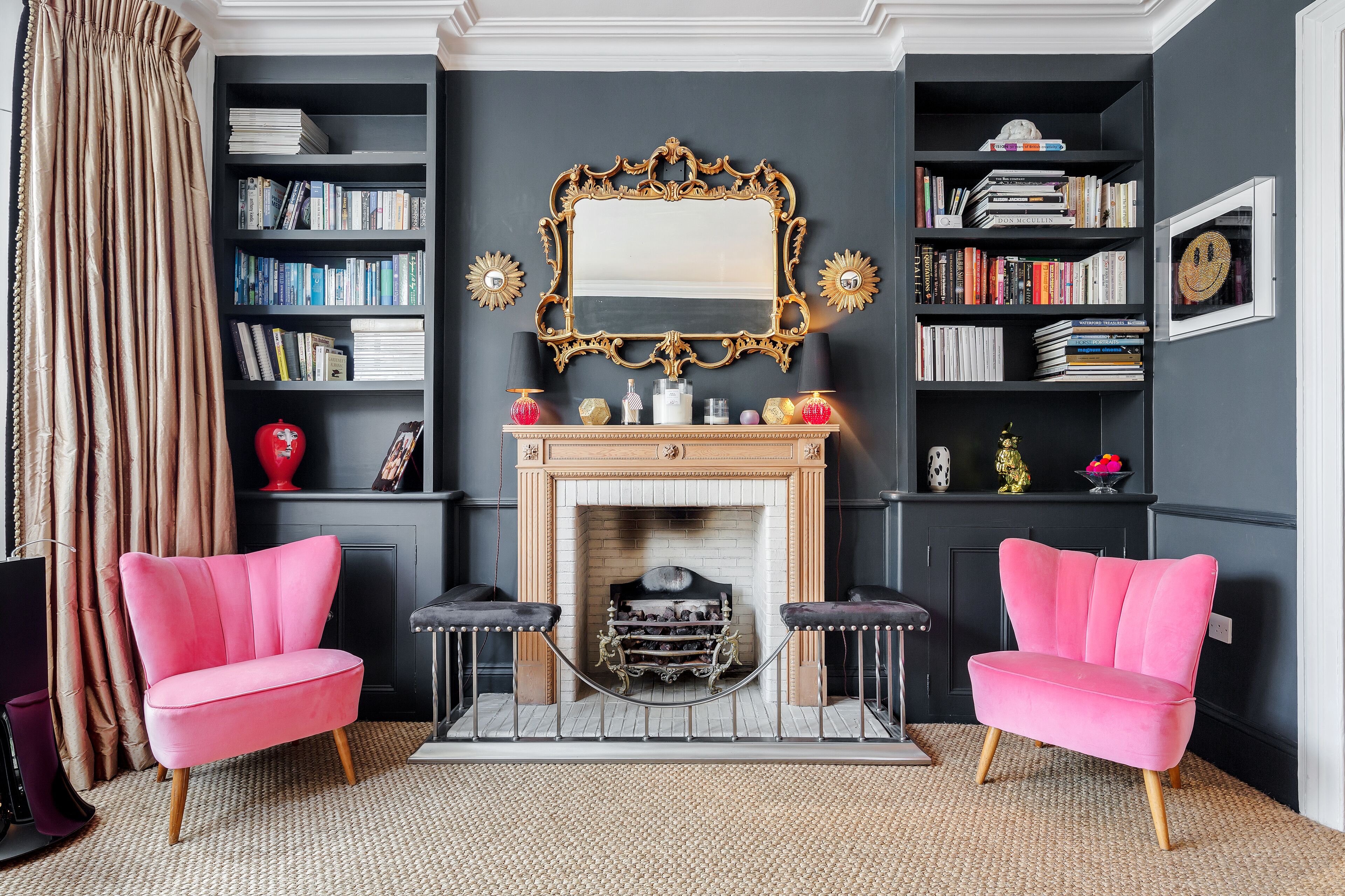 Eenvoudige kamer, 1 twee- of 2 eenpersoonsbedden | Woonkamer | Flatscreentelevisie