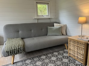 Cabane, salle de bains commune, côté jardin | Bureau, fer et planche à repasser, Wi-Fi gratuit, draps fournis