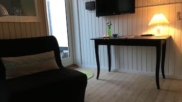 Dobbeltrom – basic, terrasse | Skrivebord, strykejern/-brett, wi-fi (inkludert) og sengetøy