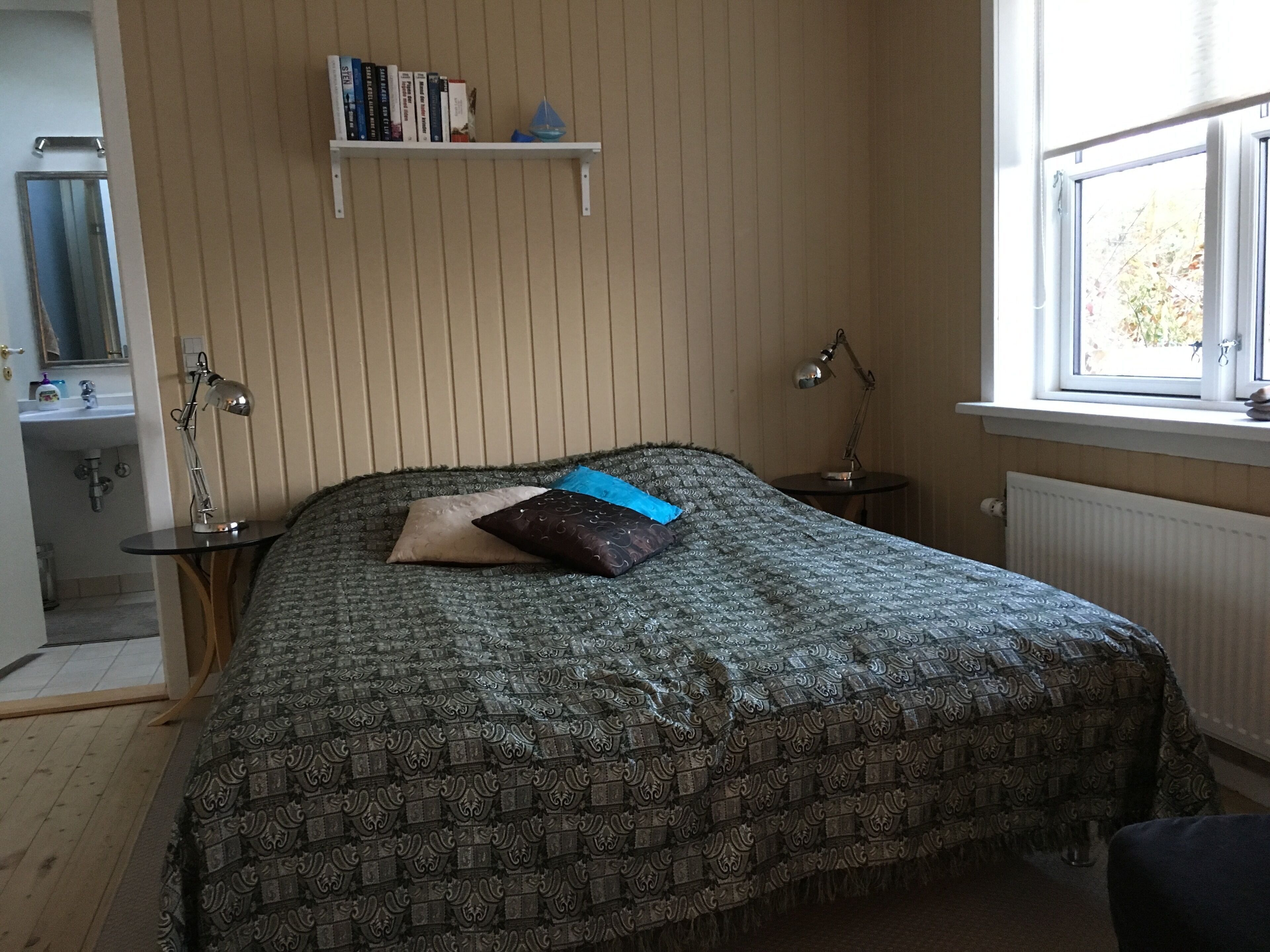 Escritorio, tabla de planchar con plancha, wifi gratis y ropa de cama 