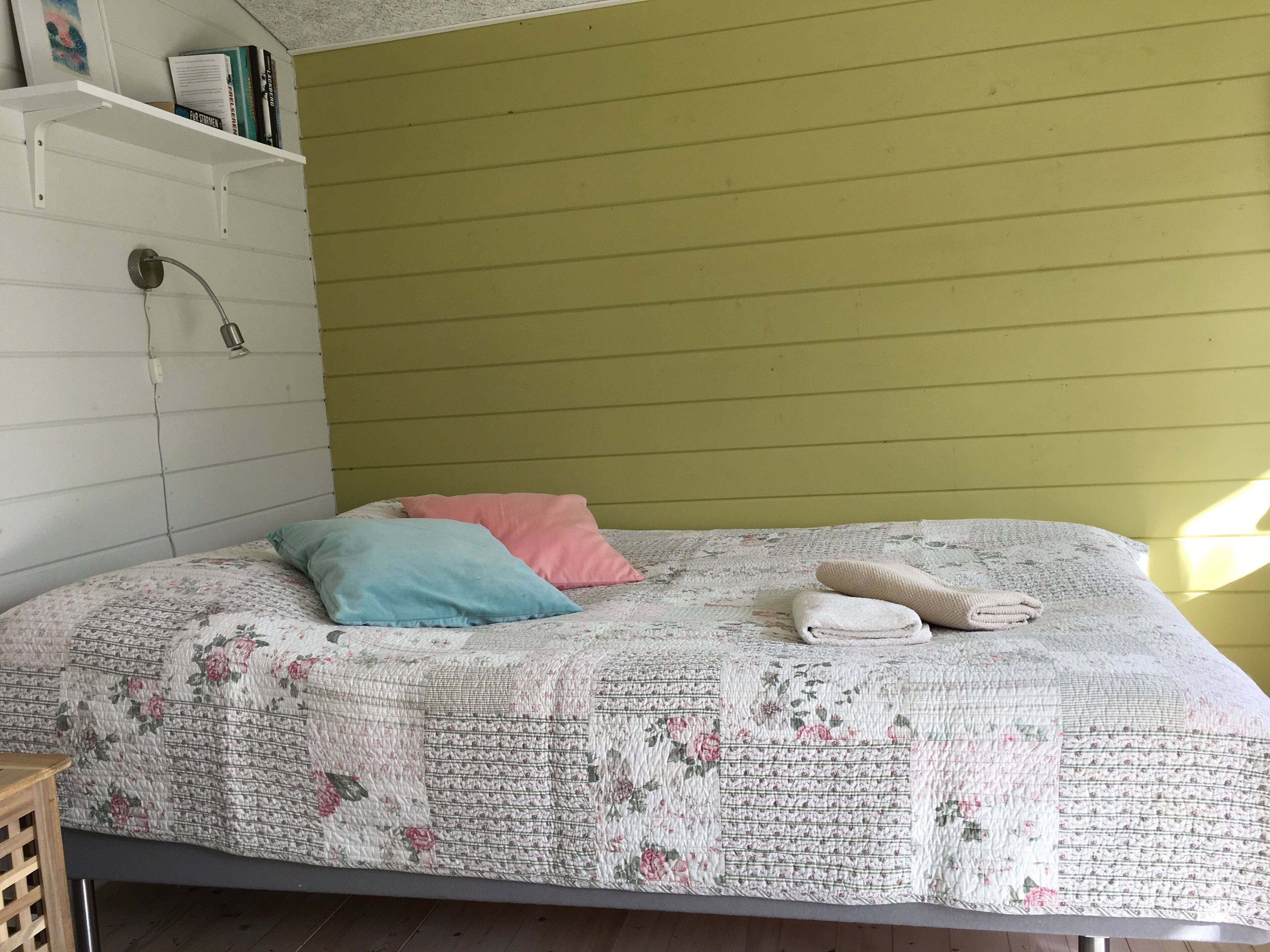 Escritorio, tabla de planchar con plancha, wifi gratis y ropa de cama 