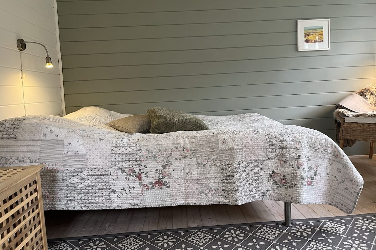 Cabane, salle de bains commune, côté jardin | Bureau, fer et planche à repasser, Wi-Fi gratuit, draps fournis