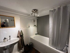 Cabin, Shared Bathroom, Garden Area | Bilik Mandi | Pengering rambut, tuala disediakan 