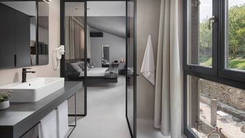 Deluxe Studio Suite (King) | Bathroom | Shower, free toiletries, hair dryer, slippers