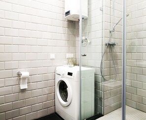 Appartement | Salle de bain | Douche, séchoir à cheveux, serviettes fournies, savon