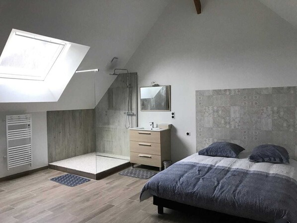 Double Room (1)