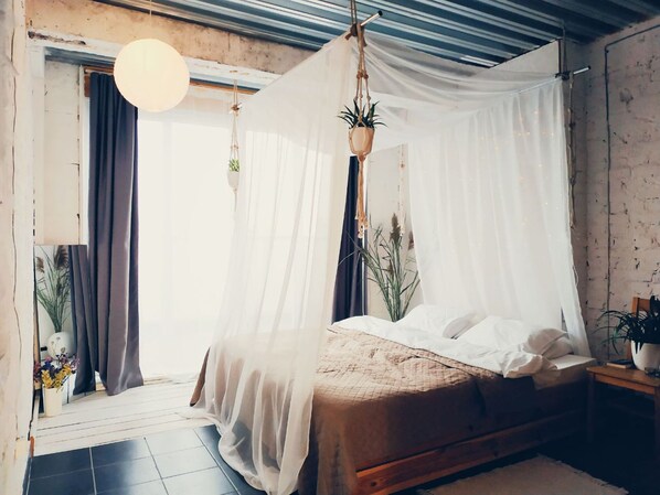 Signature Apartment | 1 bedroom, premium bedding, down comforters, iron/ironing board - MalinaApt Bohemian Loft (Kyiv)