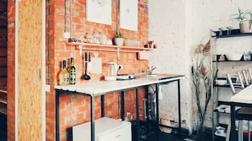 Apartamento com design assinado | Cozinha privada | Geladeira, cooktop, cafeteira/chaleira