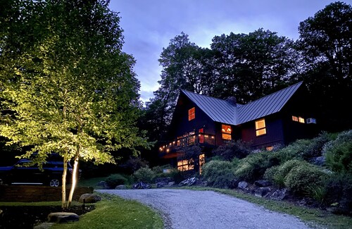 CHARMING FAMILY CHALET w/ Great Location, Outdoor Hot tub on Edson Hill