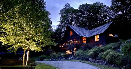 CHARMING FAMILY CHALET w/ Great Location, Outdoor Hot tub on Edson Hill