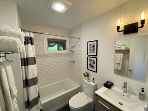 Combined shower/bathtub, hair dryer, towels, soap - CHARMING FAMILY CHALET w/ Great Location, Outdoor Hot tub on Edson Hill (Stowe)
