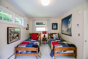 5 間睡房、書桌、熨斗/熨衫板、可攜式嬰兒床