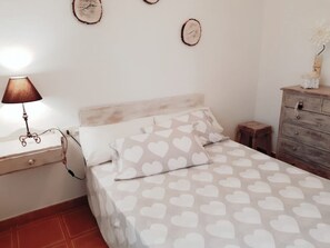 2 Schlafzimmer, Reisekinderbett, kostenloses WLAN, Bettwäsche