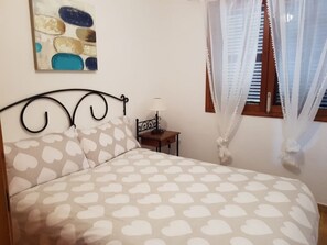 2 bedrooms, travel cot, free WiFi, bed sheets