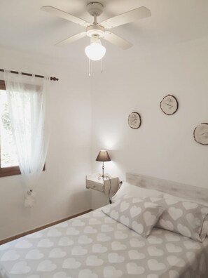 2 bedrooms, travel crib, free WiFi, bed sheets