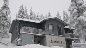 A two-story lodge with a balcony and a sign reading "YORKKALA". - Rukako JYRKKÄLÄ A (Kuusamo)